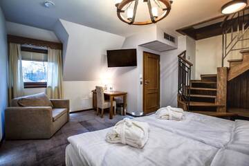 Фото номера Стандартный двухместный люкс с 1 кроватью Отель Hotel &amp; Spa **** Kasztel Uniejów г. Унеюв 4