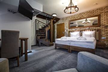 Фото номера Стандартный двухместный люкс с 1 кроватью Отель Hotel &amp; Spa **** Kasztel Uniejów г. Унеюв 2