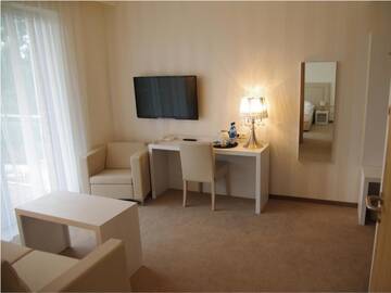 Фото номера Двухместный номер Делюкс с 1 кроватью Отель Hotel Uniejów г. Унеюв 2