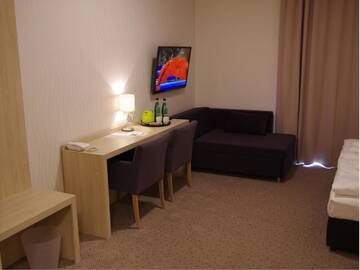 Фото номера Улучшенный двухместный номер с 2 отдельными кроватями Отель Hotel Uniejów г. Унеюв 5